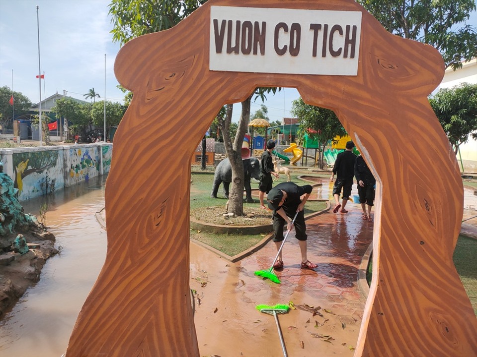 Các cô giáo và cán bộ cảnh sát dọn dẹp Trường mầm non Cẩm Thành, huyện Cẩm Xuyên sau lũ. Ảnh: Quách Du