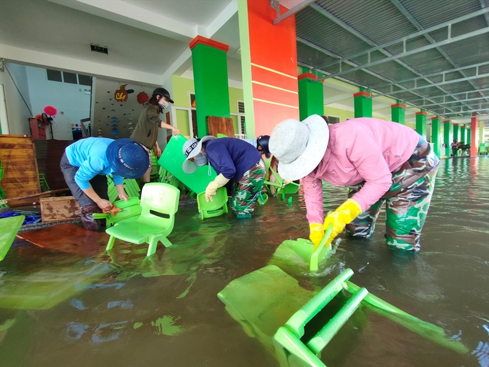 khoảng 100 cô giáo tại huyện Cẩm Xuyên (Hà Tĩnh) được huy động đến Trường mầm no T, xã Tân Lâm Hương để dọn dẹp. Ảnh: Quách Du