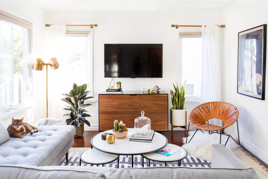 Sofa chữ “L” và bàn đa năng. Ảnh: Haley Weidenbaum