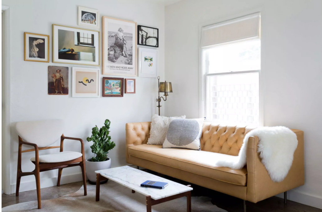 Thảm và sofa được đặt vừa vào góc. Ảnh: Homepolish