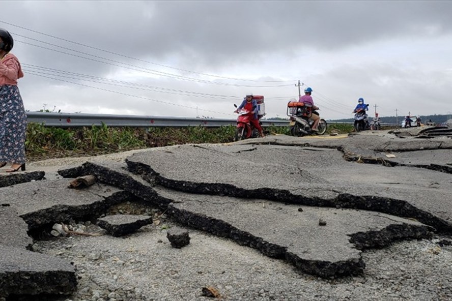 Quốc lộ 1A đoạn qua thị xã Hương Trà (tỉnh Thừa Thiên-Huế) bị hư hại nặng sau lũ. Ảnh: Phúc Đạt