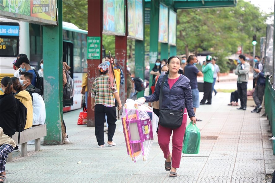 Thời gian gần đây có tình trạng người dân lơ là đeo khẩu trang tại nơi công cộng, nơi tập trung đông người. Ảnh: Tạ Quang