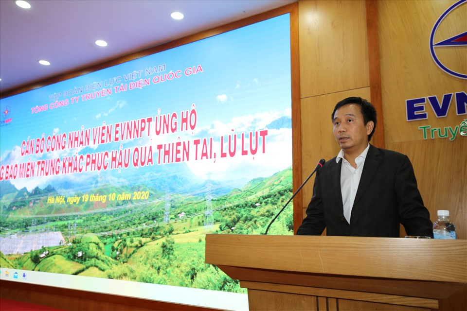Ông Nguyễn Tuấn Tùng – Bí thư Đảng ủy, Chủ tịch HĐTV EVNNPT phát động CBCNV EVNNPT hỗ trợ đồng bào miền Trung. Nguồn: EVNNPT