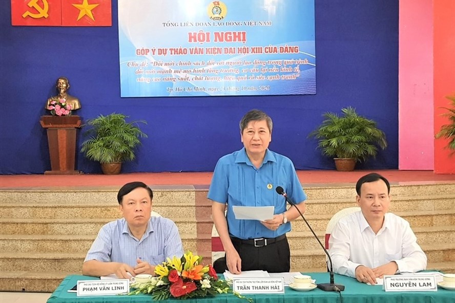 Phó Chủ tịch Thường trực Tổng LĐLĐ Việt Nam Trần Thanh Hải (người đứng) phát biểu khai mạc hội nghị. Ảnh Nam Dương