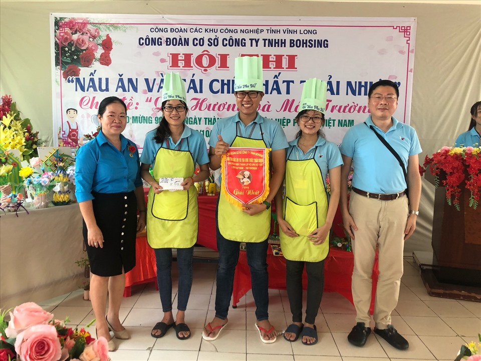 Trao giải cho các đội tham gia cuộc thi. Ảnh: Ngọc Long