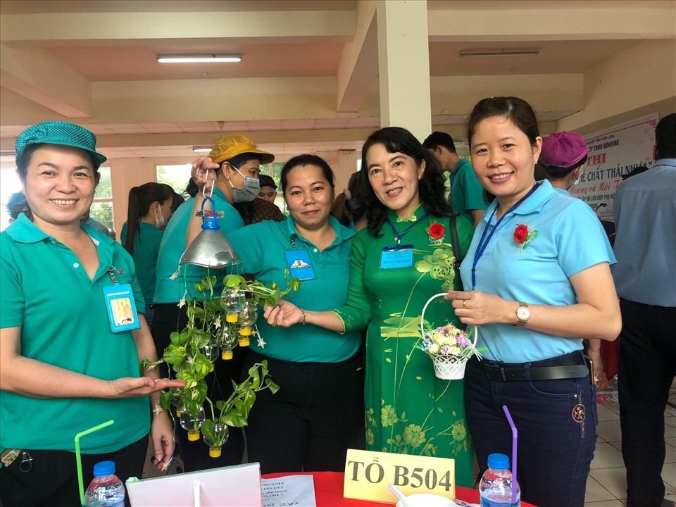 Các sản phẩm tái chế từ rác thải nhựa của đoàn viên, CNLĐ tham gia hội thi. Ảnh: Ngọc Long