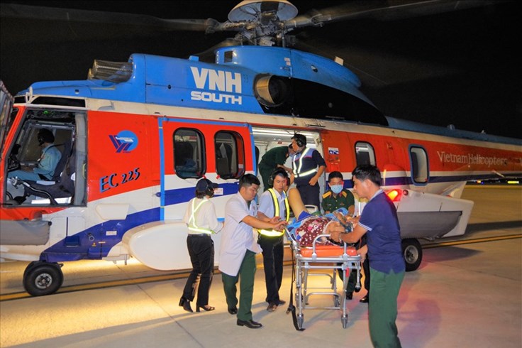 Trực thăng đưa 2 bệnh nhân từ Trường Sa về đất liền an toàn Trực thăng đưa 2 bệnh nhân từ Trường Sa về đất liền an toàn