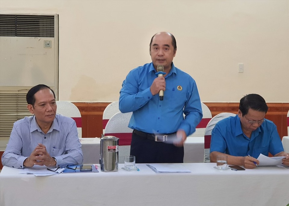 Ông Hồ Xuân Lâm (người đúng), phát biểu ý kiến tại hội nghị. Ảnh Nam Dương
