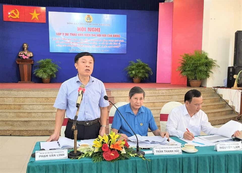 Ông Phạm Văn Linh (người đúng), Phó Chủ tịch Hội đồng Lý luận Trung ương đánh giá cao cách thức chỉ đạo, tổ chức của Tổng LĐLĐ Việt Nam về góp ý cho dự thảo các văn kiện Đại hội XIII của Đảng. Ảnh Nam Dương