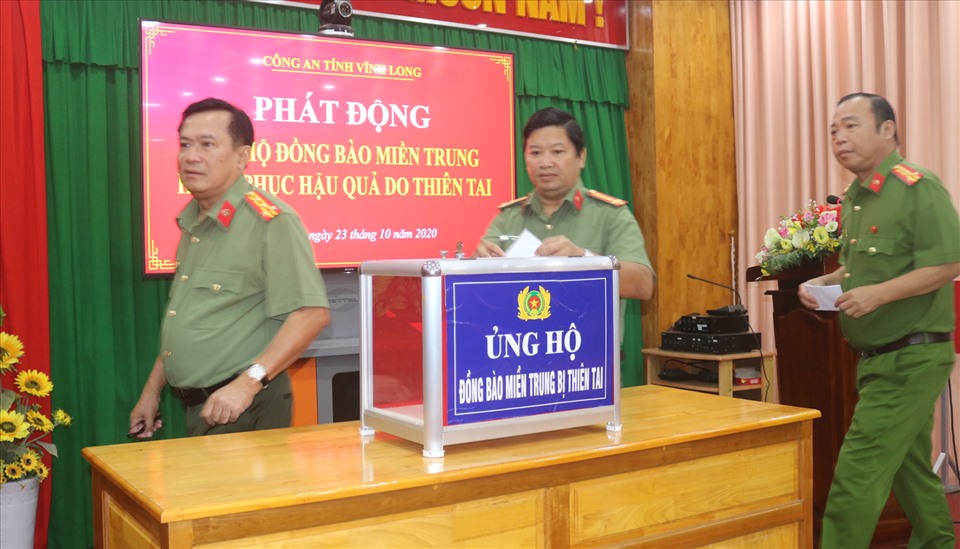 Với tinh thần “lá lành đùm lá rách“, cán bộ chiến sĩ Công an tỉnh Vĩnh Long chung tay đóng góp cho đồng bào Miền Trung. Ảnh: Văn Vĩnh