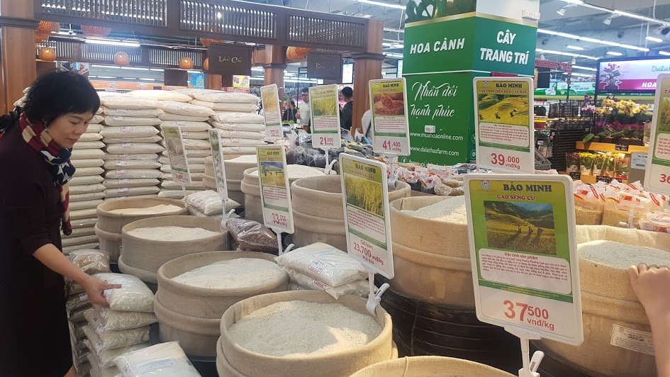 Giá gạo 5% tấm xuất khẩu của Việt Nam được chào bán trên thị trường thế giới cao hơn gạo Thái Lan 30USD/tấn. Ảnh:  Vũ Long