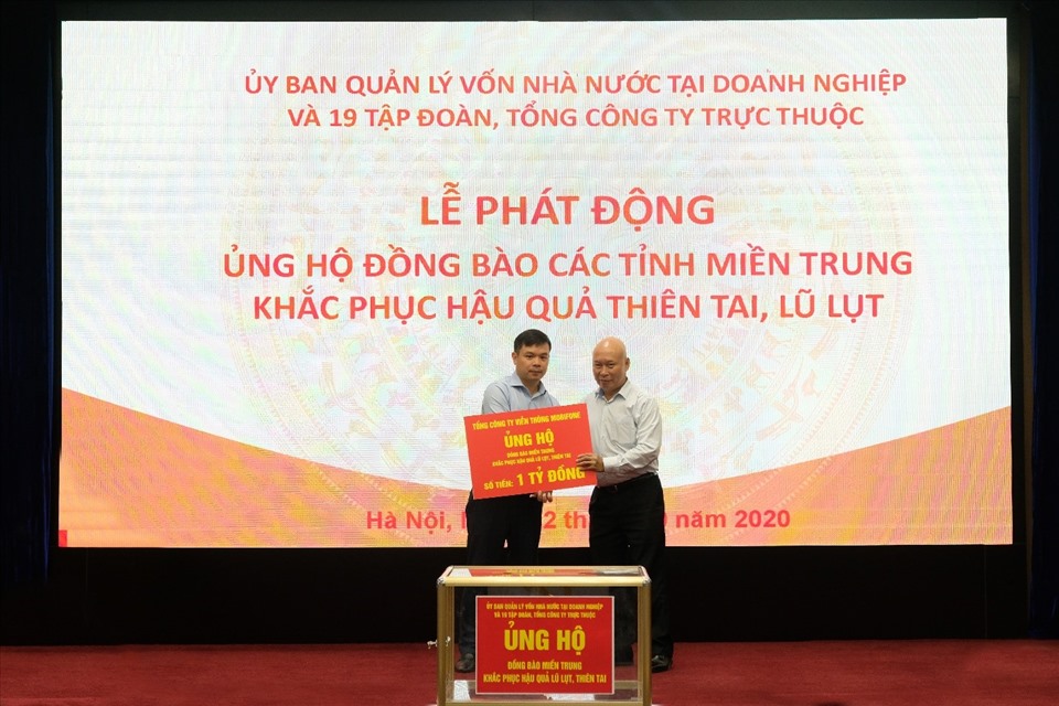 Ông Nguyễn Mạnh Thắng - Chủ tịch HĐTV MobiFone trao biểu trưng số tiền ủng hộ cho chương trình.