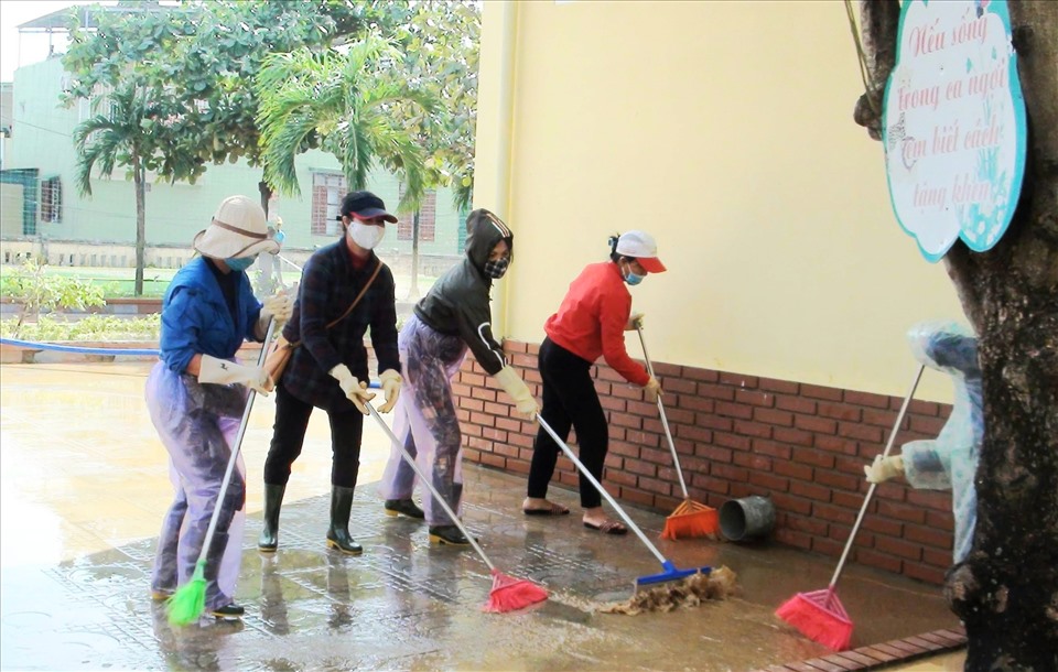 Bùn đất bám dính đầy trên mặt sân trường. Ảnh: LPL