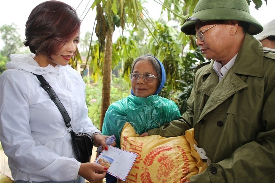 Người đi làm từ thiện phối hợp với chính quyền địa phương trao quà cho người dân bị lũ lụt ở xã Trung Sơn, huyện Gio Linh, Quảng Trị. Việc phối hợp chặt chẽ với chính quyền địa phương để trao quà từ thiện như trường hợp này sẽ đảm bảo đúng đối tượng cần được trợ giúp. Ảnh: Hưng Thơ
