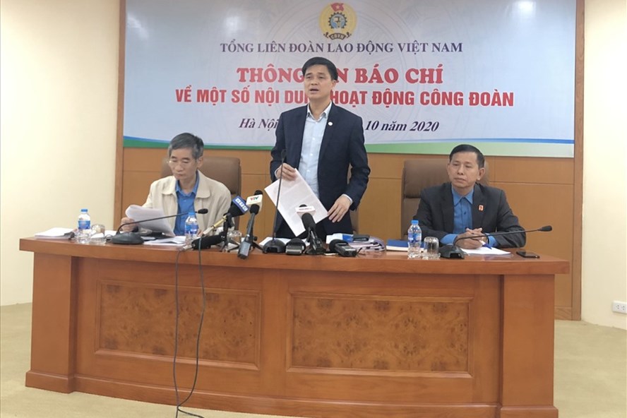 Phó Chủ tịch Tổng LĐLĐVN Ngọ Duy Hiểu phát biểu tại buổi cung cấp thông tin.
Ảnh: NPV