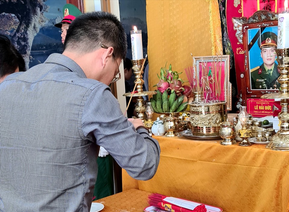 Đại diện Quỹ Tấm lòng vàng Lao Động thắp hương và trao hỗ trợ cho thân nhân LS Lê Hải Đức. Ảnh: LPL