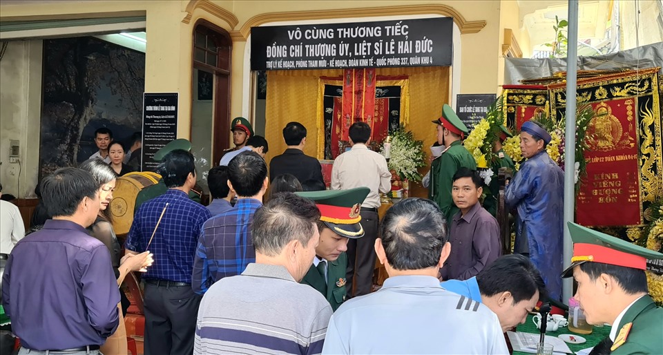 Rất đông người dân và các cơ quan, ban ngành đến thắp hương, chia buồn với thân nhân các liệt sĩ. Ảnh: LPL