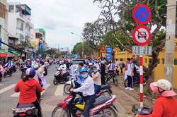 Cần Thơ: “Vô tư” dừng, đỗ xe ngay dưới biển cấm