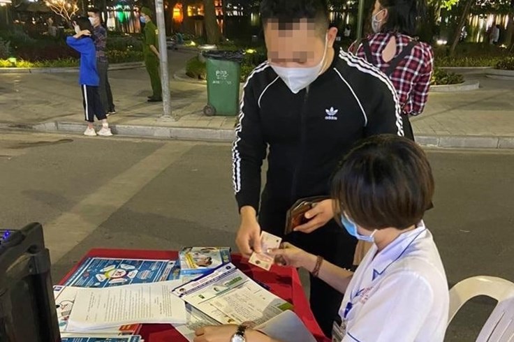 Hà Nội: Không đeo khẩu trang khi vào phố đi bộ sẽ bị xử lý nghiêm Hà Nội: Không đeo khẩu trang khi vào phố đi bộ sẽ bị xử lý nghiêm