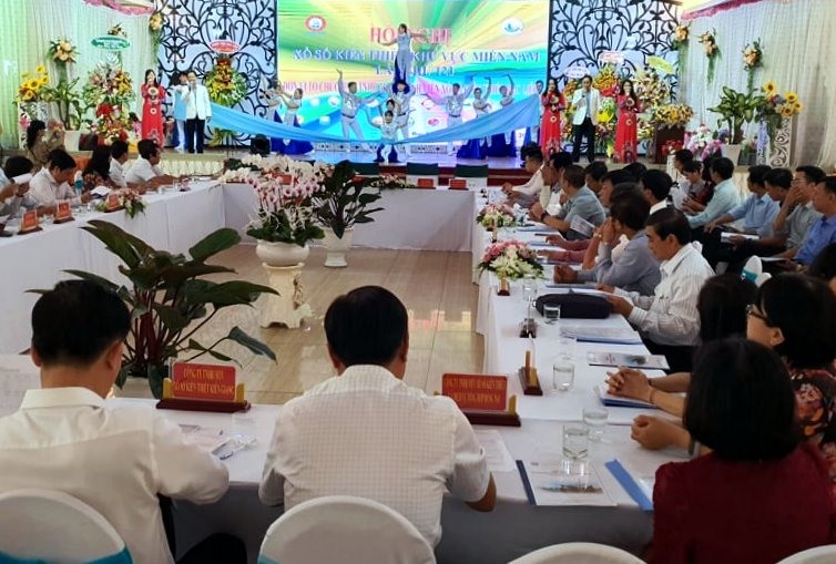 Các đại biểu tham gia buổi sơ kết hoạt động (ảnh Nhật Hồ)