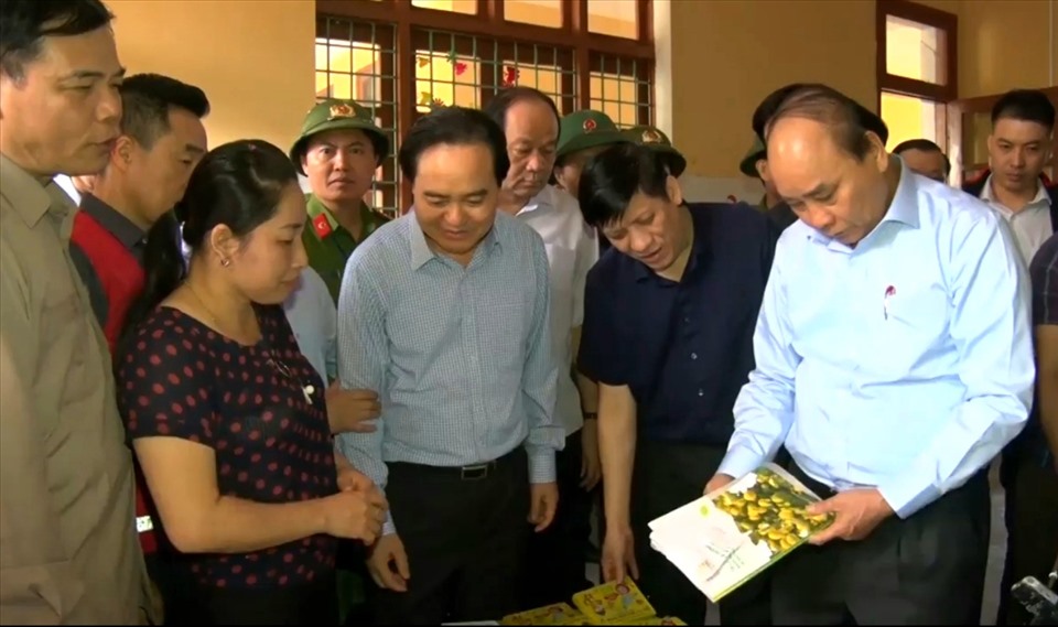 Thủ tướng thị sát và kiểm tra tình hình thiệt hại ở trường học tại tâm lũ huyện Quảng Ninh. Ảnh: Lê Phi Long