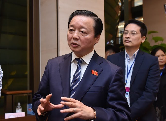 Bộ trưởng Bộ Tài nguyên và Môi trường Trần Hồng Hà trao đổi bên hành lang Quốc hội sáng 24.10. Ảnh T.Vương