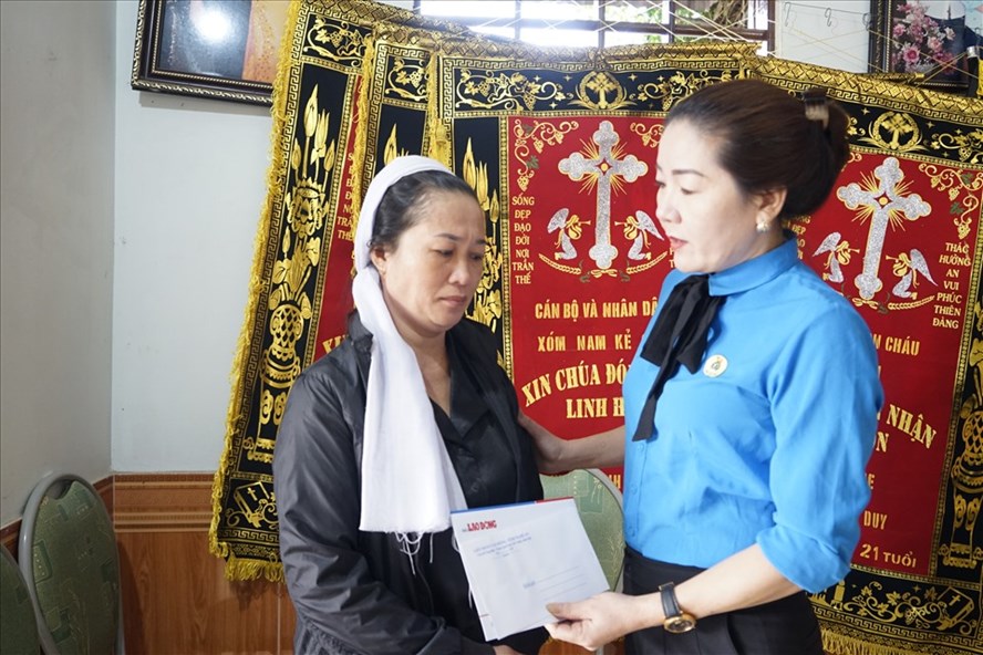 Äá»ng chà Nguyá»
n Thá» Thu Nhi trao quà há» trợ cho mẹ liá»t sÄ© Nguyá»
n Anh Duy-trú xã Hưng Tây - Hưng Nguyên-Nghá» An. Ảnh: Quang Äại