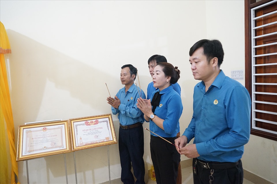 Đoàn công tác LĐLĐ tỉnh Nghệ An dâng hương tưởng niệm liệt sĩ Lê Cao Cường- xã Hưng Đạo-Hưng Nguyên-Nghệ An. Ảnh: QĐ