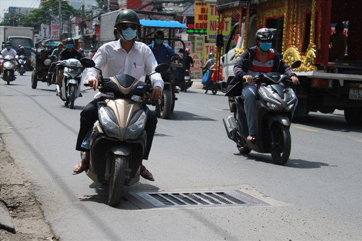 TPHCM: Nguy cơ tai nạn tiềm ẩn ở những nắp cống thoát nước TPHCM: Nguy cơ tai nạn tiềm ẩn ở những nắp cống thoát nước