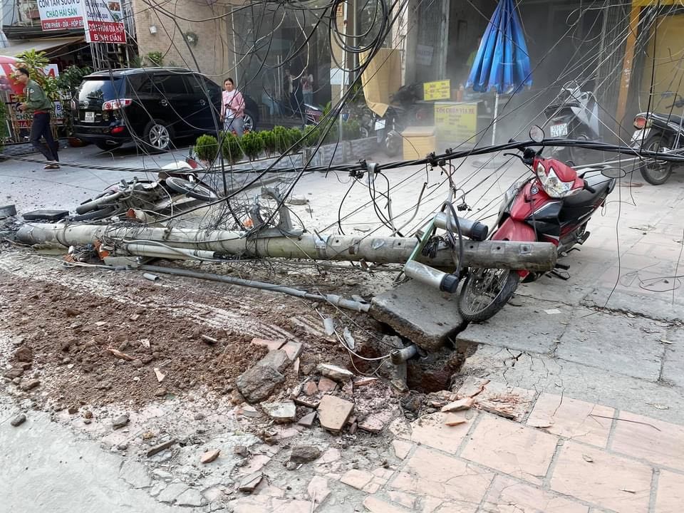 Chiếc xe tải chở bia đâm gãy trụ điện. Ảnh: Phi Thanh