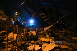 Hà Nội: Xe cần cẩu bất ngờ lật khiến đổ tường, 1 công nhân bị thương nặng