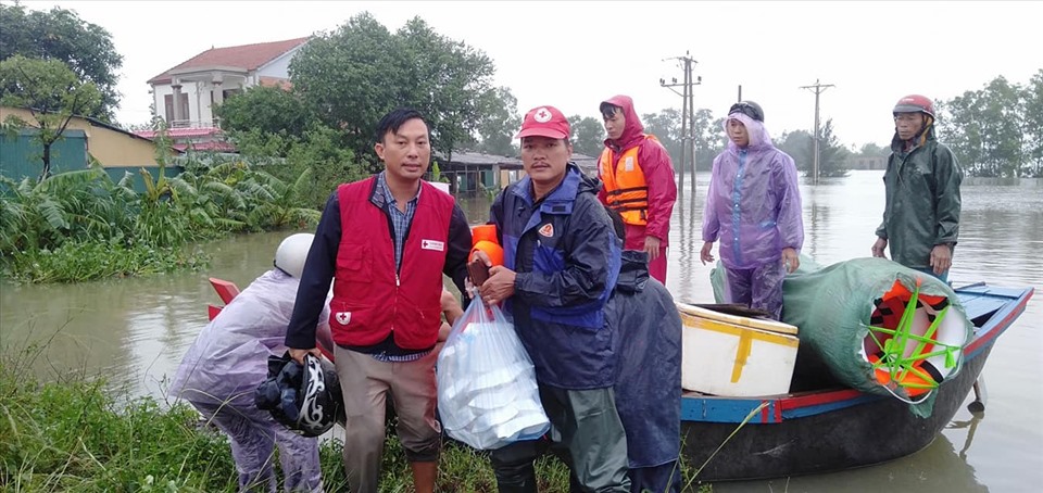 Những suất cơm nghĩa tình do nhóm thiện nguyện của thầy Hiệp tổ chức đến kịp thời với người dân vùng lũ. Ảnh: Quốc Nam