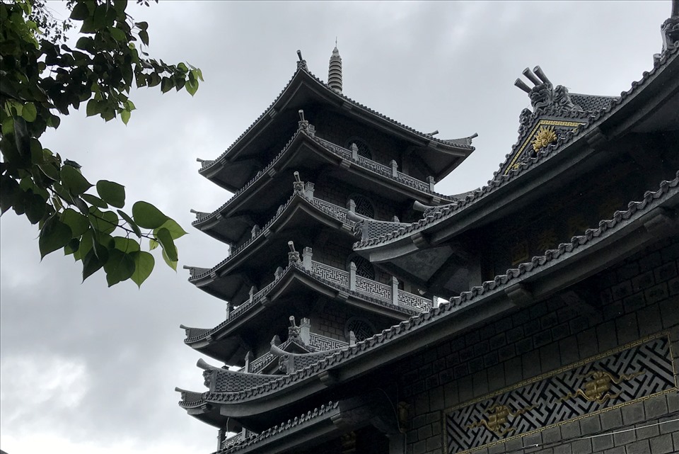Phía sau ngôi chùa là tháp Phật có cấu trúc 5 tầng, với ý nghĩa tượng trưng cho 5 triết lý: Địa đại, thủy đại, hỏa đại, phong đại, không đại. Tháp được che chắn bởi hòn non bộ nguy nga.