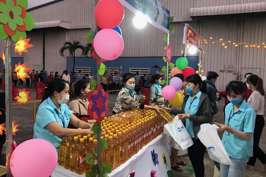 Người lao động công ty Pi Vina đi chợ tại Phiên chợ 0 đồng. Ảnh: Tường Minh