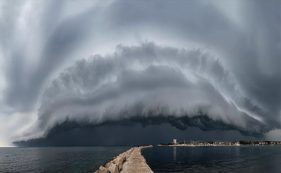 Bức ảnh “Mây thềm quái vật” của nhiếp ảnh gia Croatia Maja Kraljik đoạt giải hai cuộc thi Weather Photographer of the Year 2020.