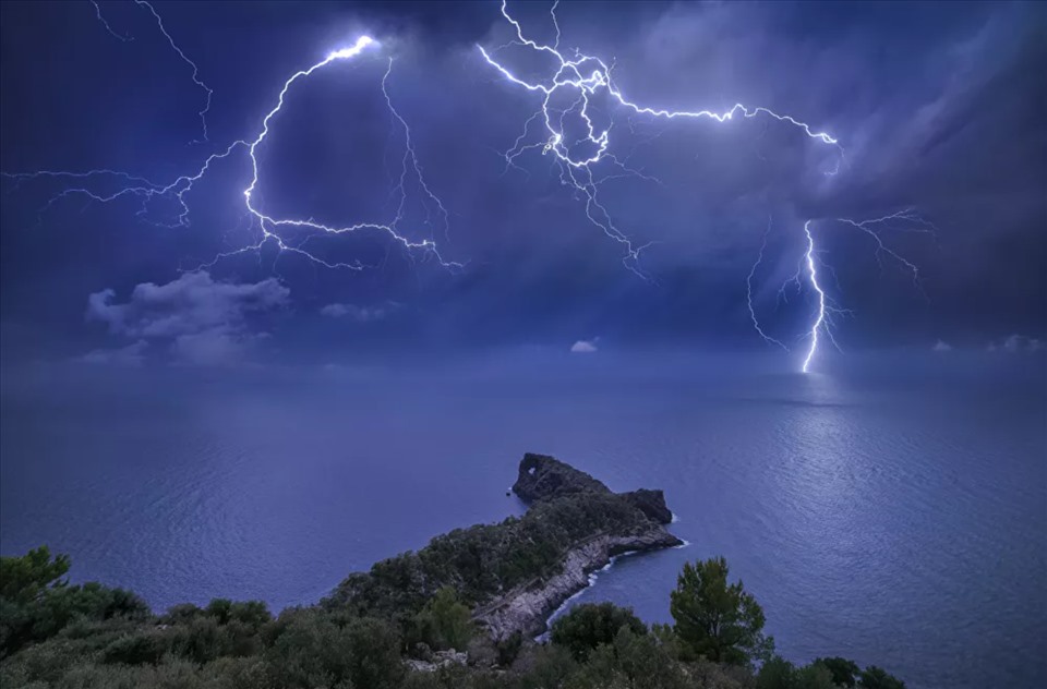 Bức ảnh “Bão táp Sa Foradada” của nhiếp ảnh gia Tây Ban Nha Marc Marco Ripoll, lọt vòng chung kết cuộc thi Weather Photographer of the Year 2020.