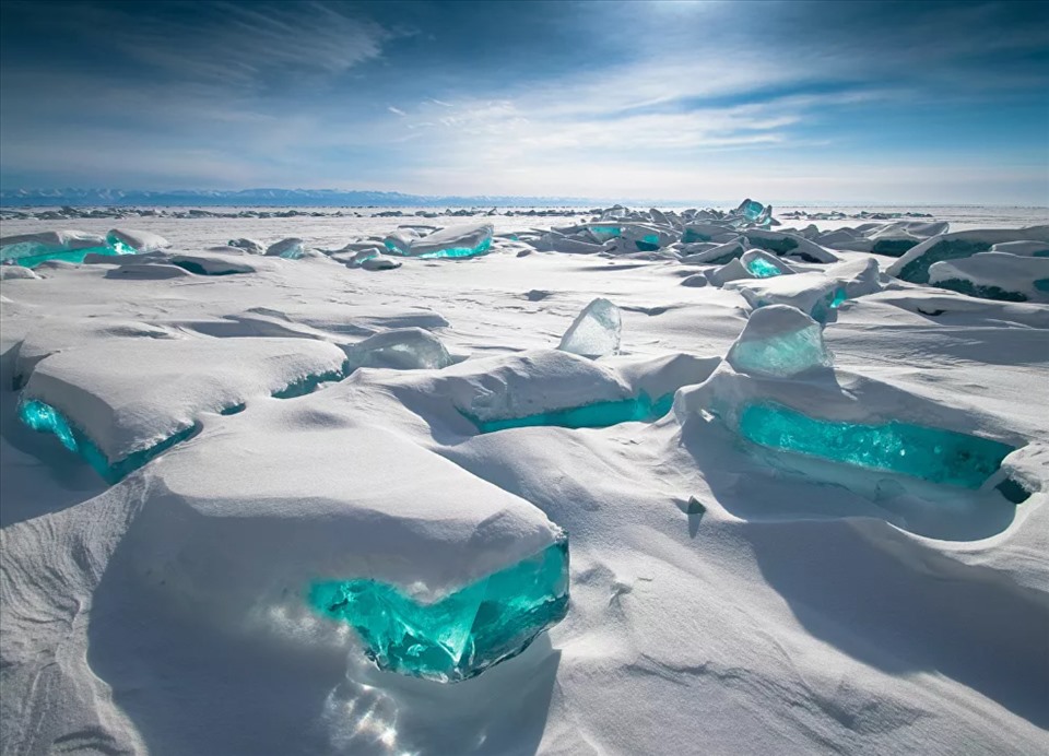 Bức ảnh “Kho báu hồ Baikal” của nhiếp ảnh gia Nga Alexey Trofimov, đứng đầu Top 10 do độc giả bình chọn trong cuộc thi Weather Photographer of the Year 2020.
