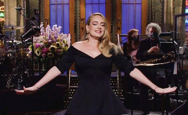 Adele quyến rũ và nóng bỏng trong lần đầu xuất hiện trước sóng truyền hình sau khi giảm 45kg. Ảnh: Dailymail.
