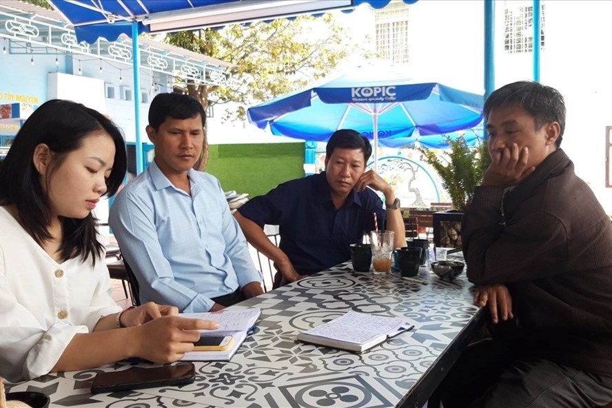 Các giáo viên trường THCS Nguyễn Văn Trỗi bức xúc phản ánh việc bị nợ tiền dạy thêm giờ, tiền nâng bậc lương. Ảnh THANH TUẤN
