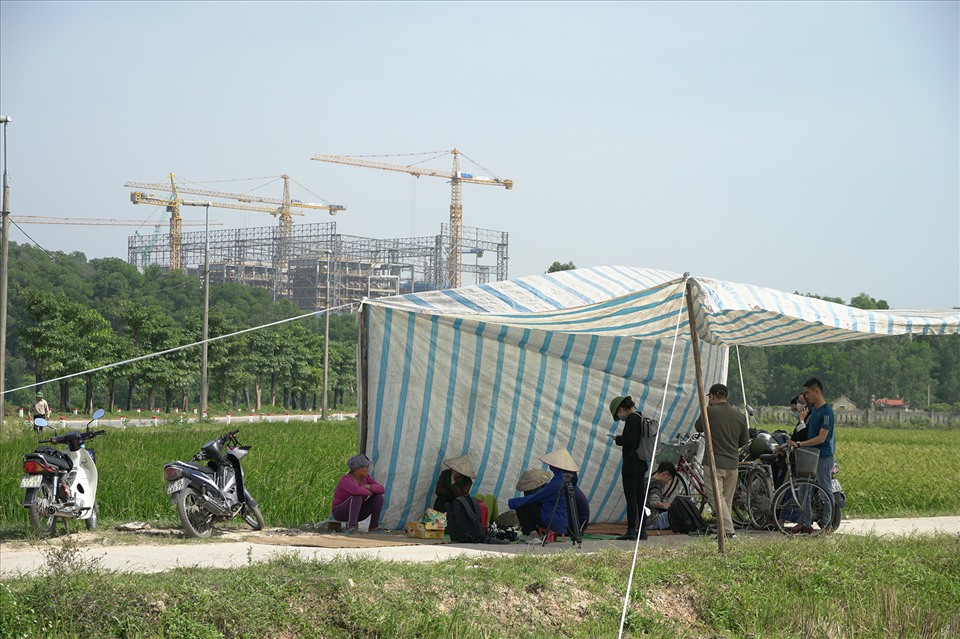 People prevented cars from entering and leaving the Nam Son landfill.  Photo: Pham Dong