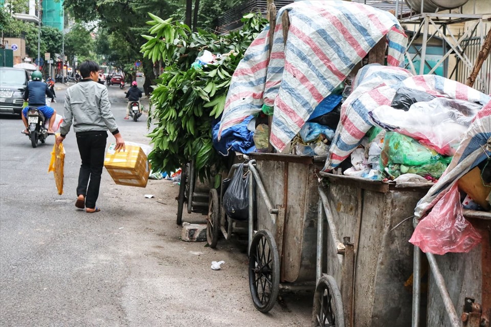 Do khu xử lý rác tại bãi rác Nam Sơn bị chặn, tại các chung cư Hà Nội những ngày qua một lượng rác lớn đang bị ùn tắc cục bộ. Ảnh: Lan Nhi.