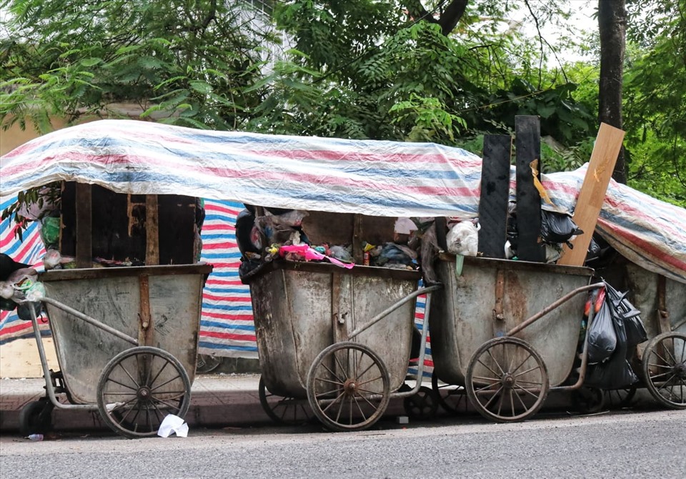 Rác ùn ứ tại các tòa chung cư trên đường Trần Đăng Ninh (TP. Hà Nội). Ảnh: Lan Nhi.