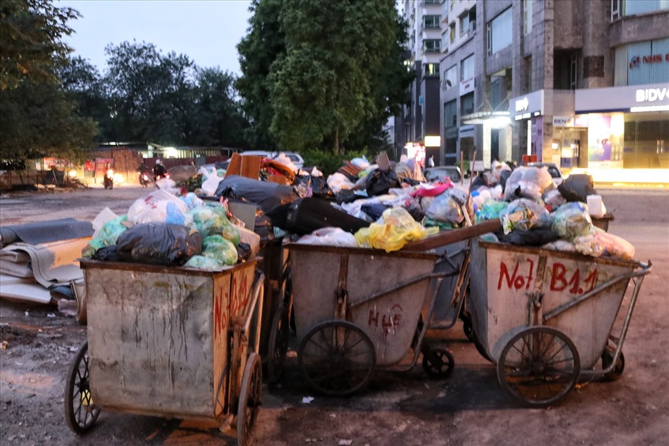 “Bốt” rác tồn đọng nhiều ngày ở khu vực chung cư trên đường Thành Thái. Ảnh: Lan Nhi.