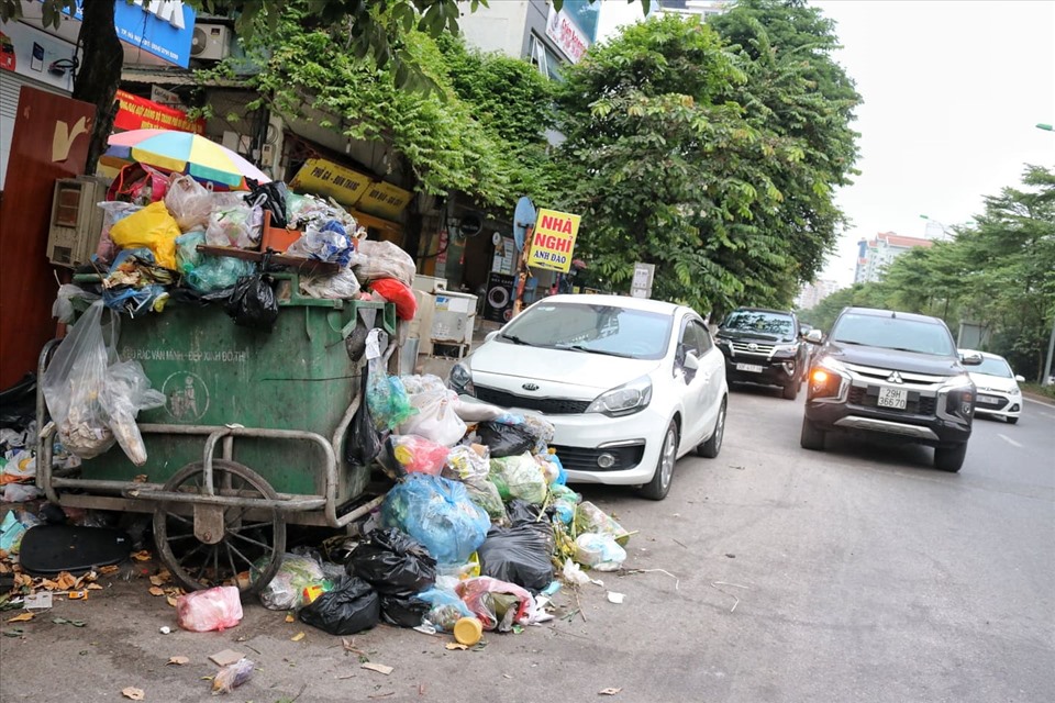 Nhiều điểm trên phố Đào Tấn trở thành điểm tập kết rác bất đắc dĩ, gây ô nhiễm môi trường. Ảnh: Lan Nhi.