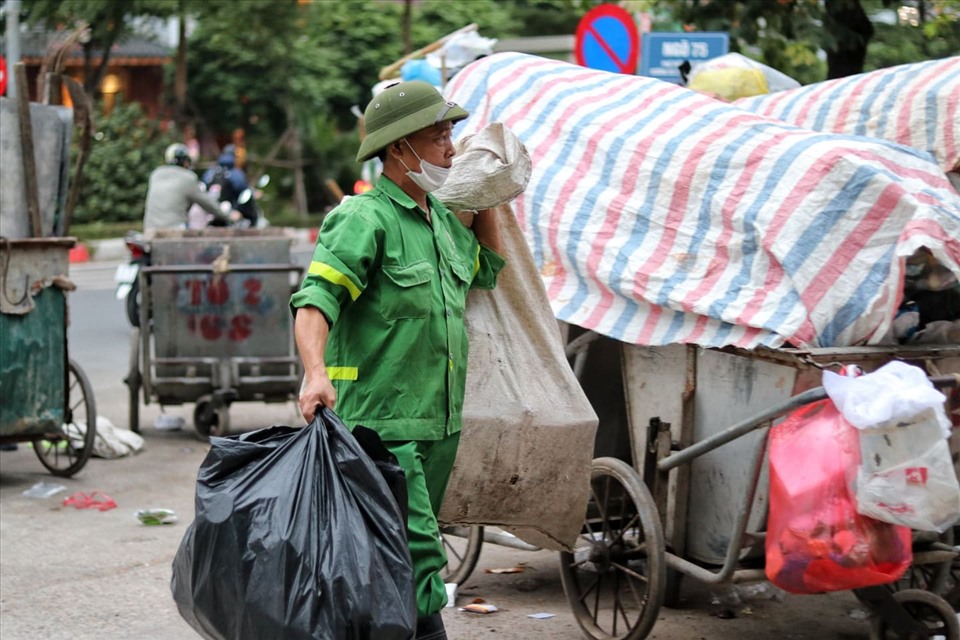 Do lượng rác tồn đọng quá lớn nên công việc thu gom rác của ông D cũng như nhiều công nhân khác cũng vì thế mà nặng nhọc hơn gấp nhiều lần.