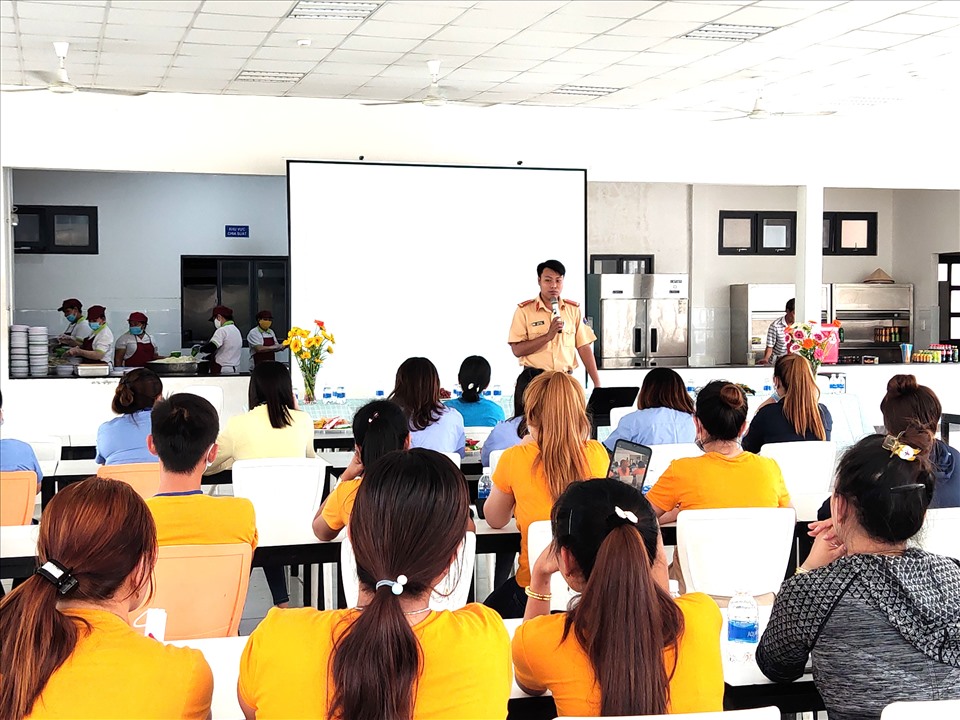 Đại úy Lê Ngọc Sơn – Đội CSGT – Trật tự Công an thĩ xã Trảng Bàng tuyên truyền một số nội dung liên quan đến Luật Giao thông đường bộ.