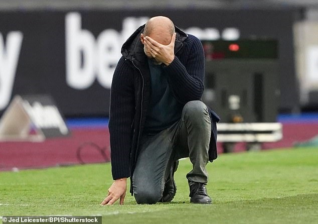 Pep thất vọng khi Man City không thắng nổi West Ham ở vòng 5. Ảnh: Getty.