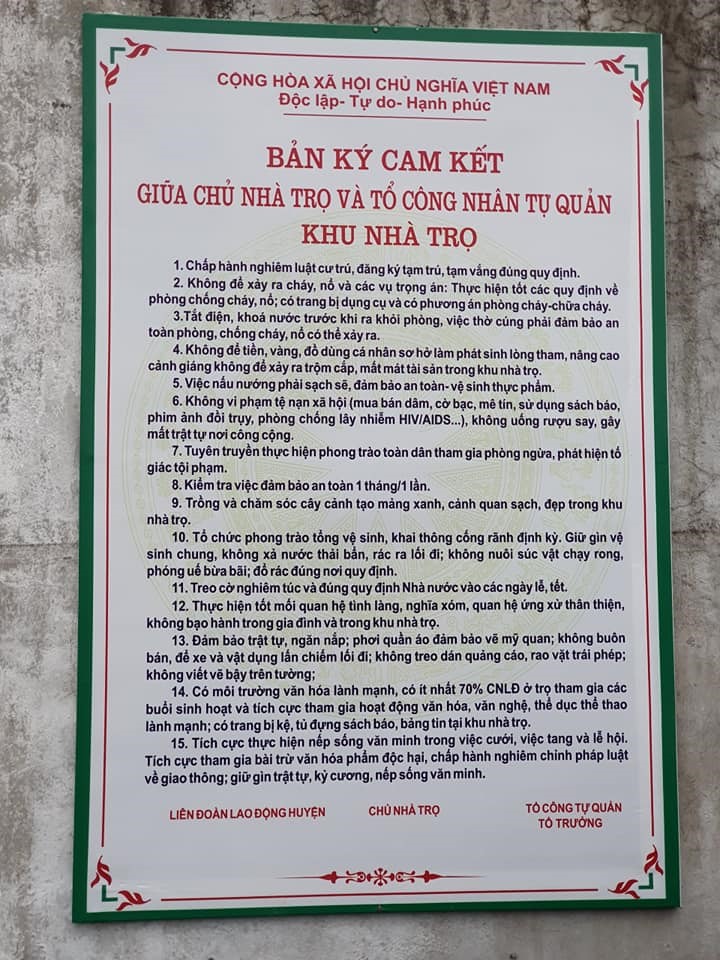 Đại diện chủ nhà trọ, công nhân cùng tham gia cam kết. Ảnh: CĐTN