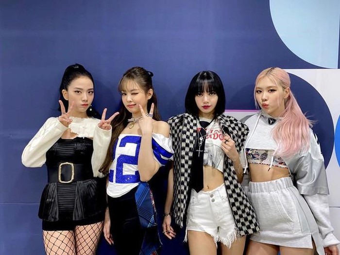 Trang phục của Jisoo so với những thành viên còn lại. Ảnh: Knet