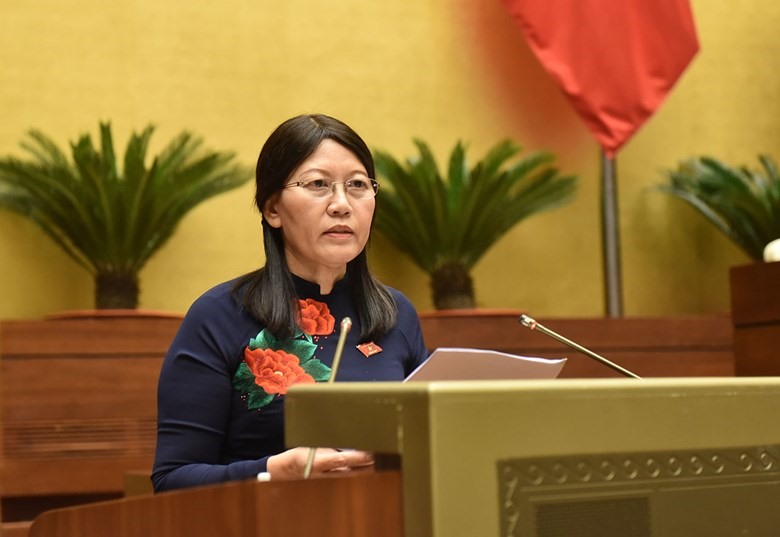 The President of the Judicial Committee of the National Assembly, Le Thi Nga, presents the Report on the examination of the report on the fight against corruption in 2020. Photo: National Assembly